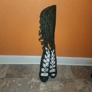 NWOT womens cutout green boots, size 9